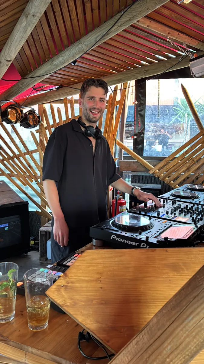 Maxime legt bei einem Event auf