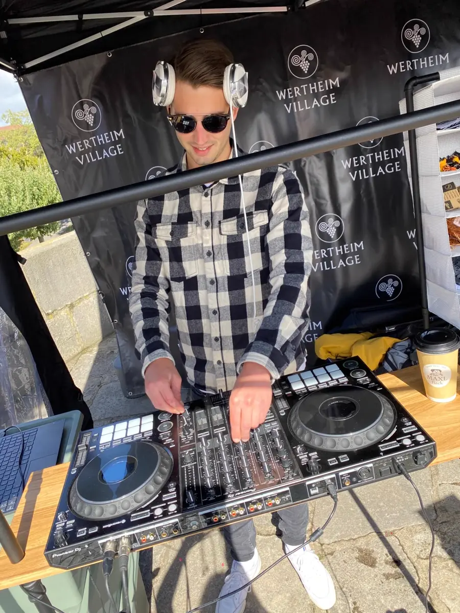 Maxime als DJ bei einem Event